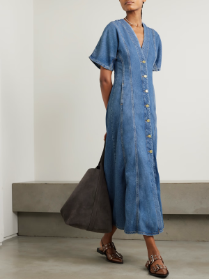 GANNI “Future” 系列的这款超长连衣裙裁自 CIRCULOSE® 牛仔布，面料以有机棉和其他纤维混纺而成，对环境更加友好且经久耐穿。正面的拼接设计散发出 90 年代的复古韵味。
