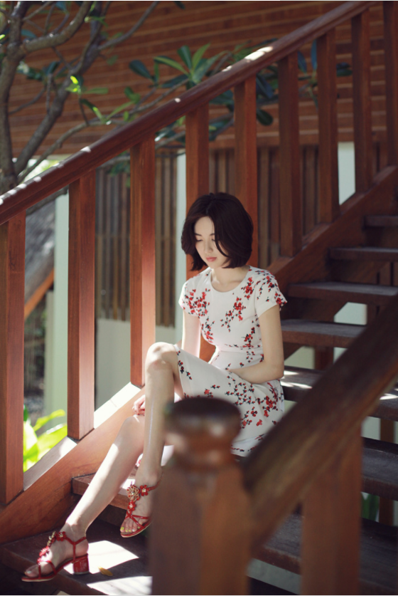 夏漓没回答他的话，因为听见手机里一道熟悉的声音“喂”清冷的，渺远的。好像是从时空的那一端，穿越茫茫的尘世传来。夏漓站不住了，蹲下去，撑住额头，听见自己声音有隐约哭腔，“你在哪儿”...“晏斯时”那人转过身来。天快黑了，暮色只将人勾勒成了模糊的影子。夏漓小跑而去，晏斯时也朝着她走过来。离他两步距离，夏漓顿下脚步。到这儿，他才似从影子变成了人，让她能看清他的脸。 他头发被海风吹乱，整个人都如同这即将堕入夜色中的海，沉默孤独，一个永恒的谜。她深吸一口气，一路上积攒的所有情绪此刻全都涌上来，忍不住劈头盖脸道“你为什么又要人间蒸发，说消失就消失”