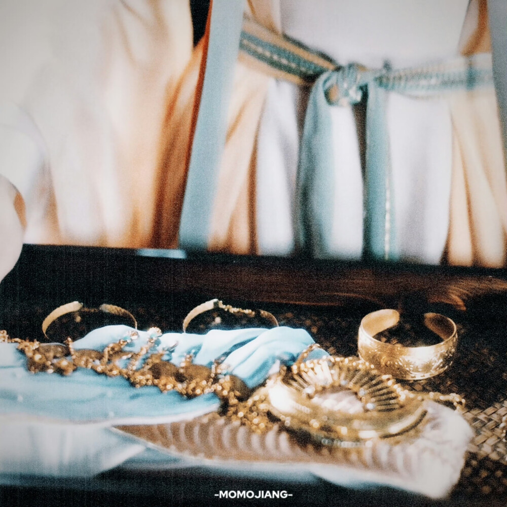 赵丽颖 ‖ 与凤行◎沈璃
图源微博cr：·肉沫沫酱啊·