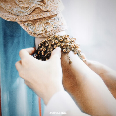 赵丽颖 ‖ 与凤行◎沈璃
图源微博cr：·肉沫沫酱啊·