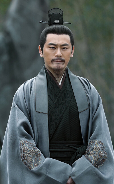 二房老爷
住处：醉川斋
二儿子-顾俞安（正三品-吏部尚书）
