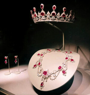 英国沃德斯登庄园的罗斯柴尔德男爵家族红宝石镶钻珠宝