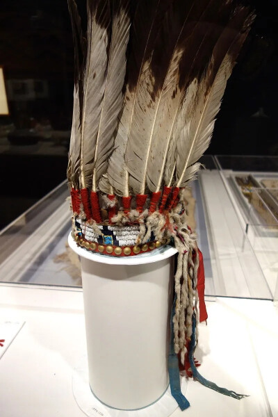 以鹰羽所打造的印第安羽冠