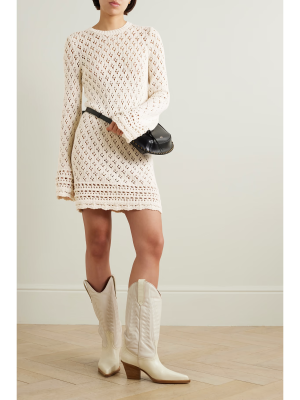 FRAME 采用上乘材质塑造出百搭潜力无限的实穿佳作，旗下这款迷你连衣裙就是夏日美衣的代表。单品以棉丝混纺纱线钩编而成，镂空织法让你在不经意间露出些许美肌，内搭吊带裙或比基尼皆宜。