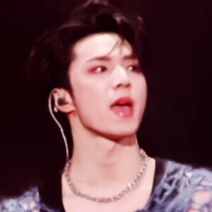 *刘耀文是心中的那一束光，那束照亮我的光。

-刘耀文套图 背景图