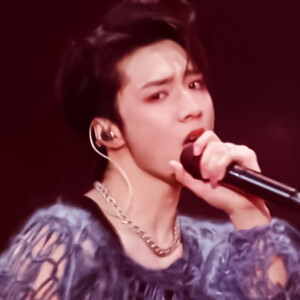 *刘耀文是心中的那一束光，那束照亮我的光。

-刘耀文套图 背景图