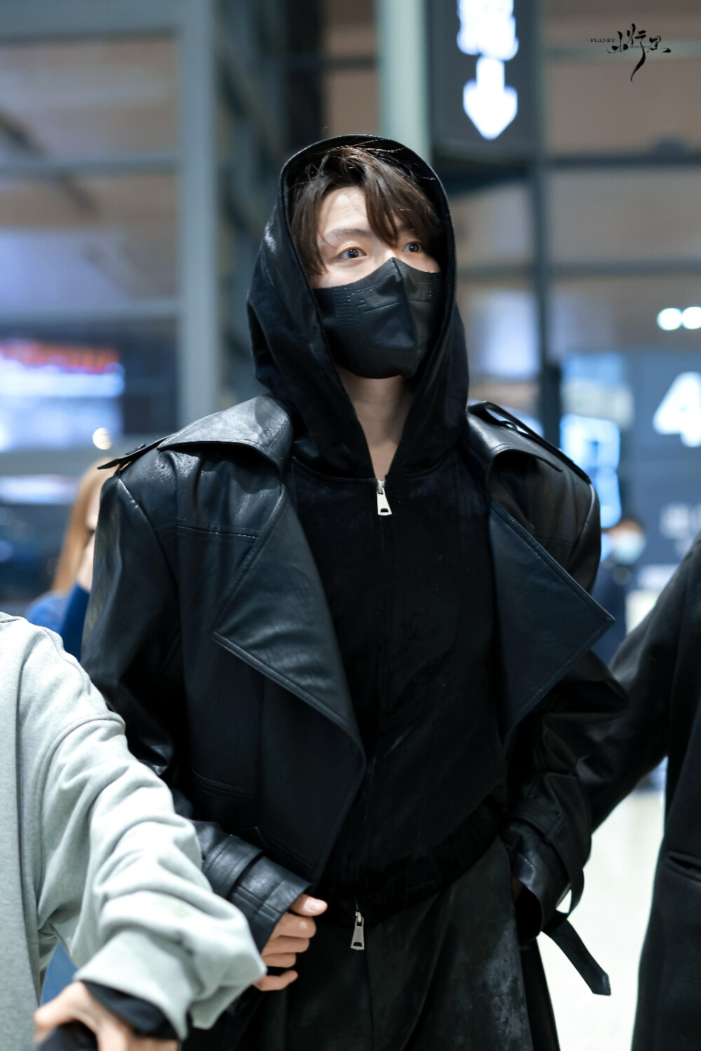 肖宇梁 240327 机场 cr:logo