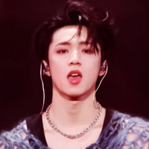 *刘耀文是心中的那一束光，那束照亮我的光。

-刘耀文套图 背景图