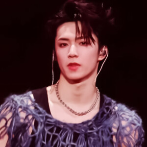 *刘耀文是心中的那一束光，那束照亮我的光。

-刘耀文套图 背景图