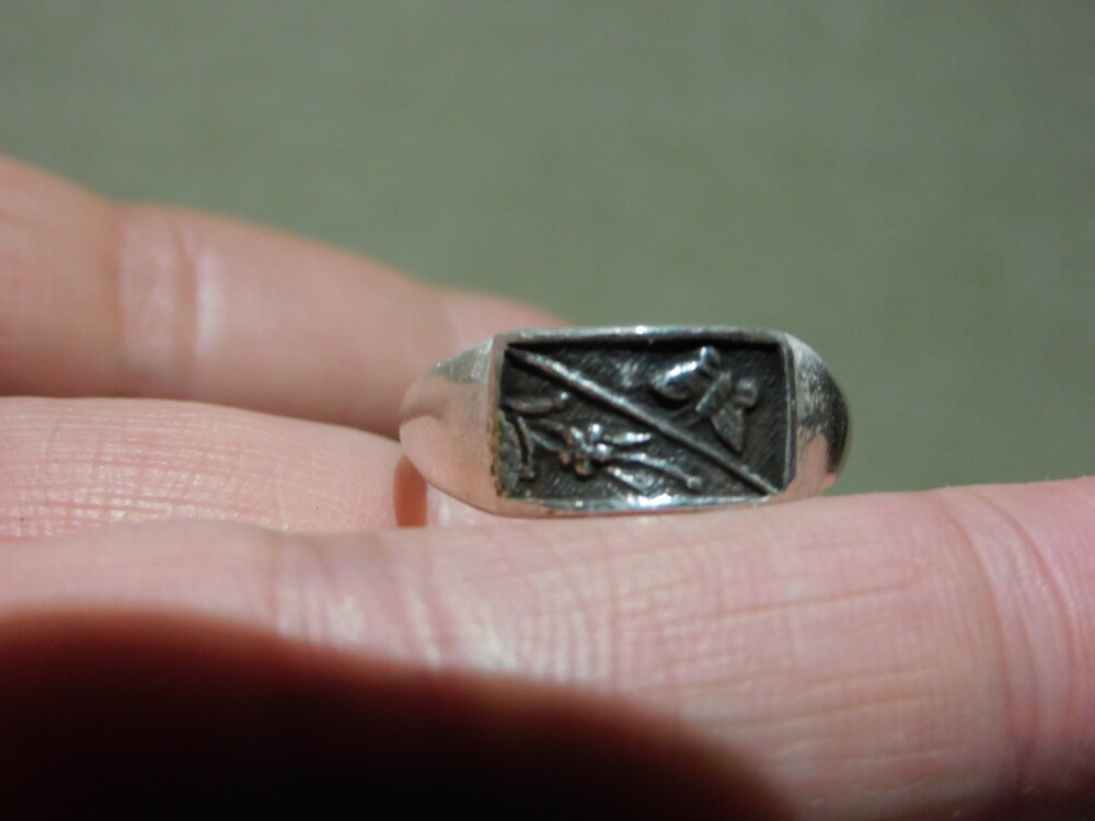 J15【复刻】清代蝶恋花银戒指
蝴蝶立体 流苏自然
圈口可调
999纯银手工制作 传世复古好物您值得拥有