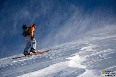 《滑雪者》
一位滑雪者在美国犹他州瓦萨奇山脉滑行。这里有帕克城、北欧谷等众多的滑雪度假村。摄影：Cory Richards