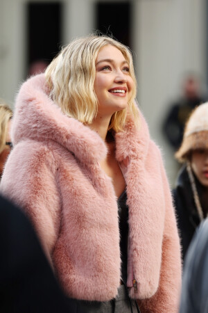 Gigi Hadid 纽约 美宝莲拍摄
weibo@41Fit_