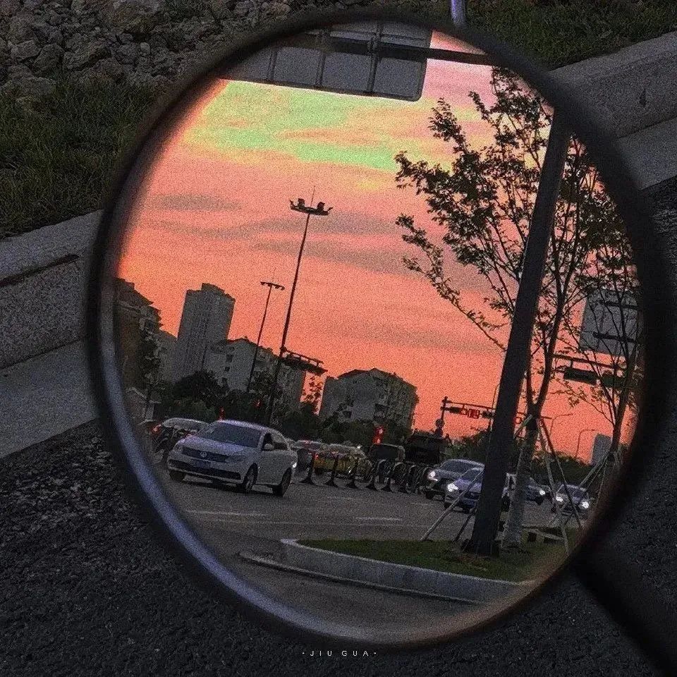 背景图☂
总有人山高路远，为你而来