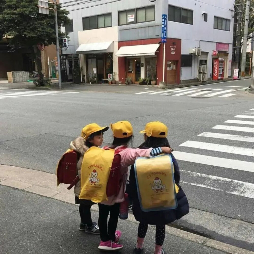 背景图☂
总有人山高路远，为你而来