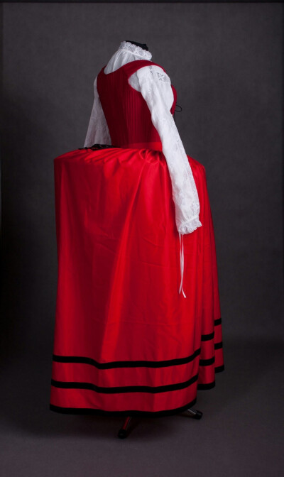 古装研究者Anna Moryto制作的一套1610年代荷兰流行女装，包括里边的层次、结构也都还原了。这时期的荷兰市民女性将各种外来时尚与本土审美融为一体，她们穿着下摆有大型花边的紧身茄克（往往装饰精美，是全身最主要…