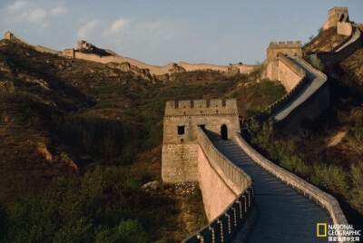 《慕田峪长城》
北京怀柔慕田峪，烽火台与城墙随山势蜿蜒而上。摄影：Jodi Cobb