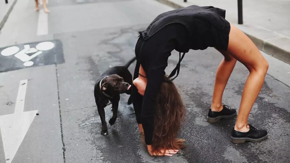 看克拉拉的时尚摄影作品，不时有一些意想不到的有趣形象会出现。