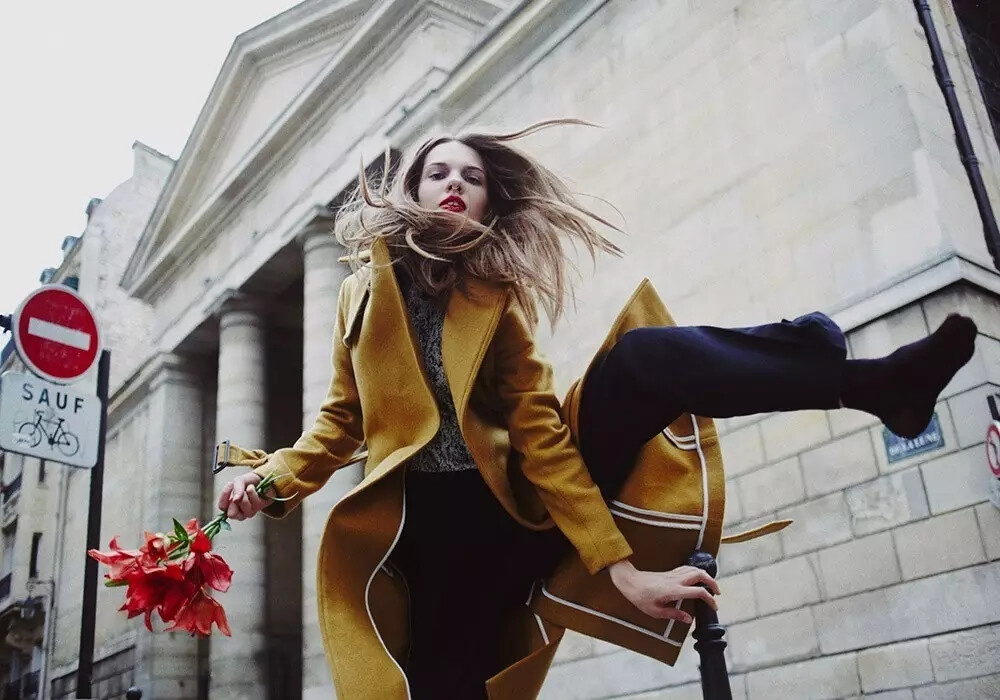 看克拉拉的时尚摄影作品，不时有一些意想不到的有趣形象会出现。