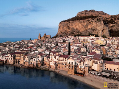 《切法卢镇》
意大利 西西里岛，切法卢镇 红顶小房子鳞次栉比，依山临海，构成宁静祥和的海滨小城，也是《天堂电影院》的取景拍摄地。摄影：Luca Locatelli
