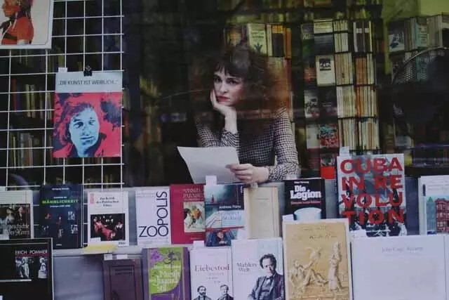 看克拉拉的时尚摄影作品，不时有一些意想不到的有趣形象会出现。