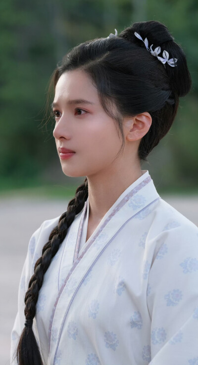 张婧仪《惜花芷》