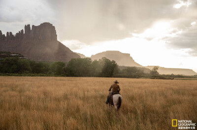 《熊耳国家纪念地》
一名牛仔骑马奔袭在美国犹他州东南部熊耳国家纪念地的草原上。该纪念地确立于2016年，占地136万英亩。摄影：Aaron Huey