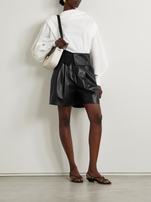 SALON 1884 这款 “Marca” 短裤诞生于品牌所在地纽约，以柔软皮革悉心制成，下翻式裤腰中心呈倒 V 字形，褶裥裤管呈现出丰盈美感。它风格潮酷，不妨搭配衬衫和穆勒鞋。
