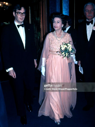 1980年，伊丽莎白二世女王和她的堂弟格洛斯特公爵理查德王子在伦敦参加活动