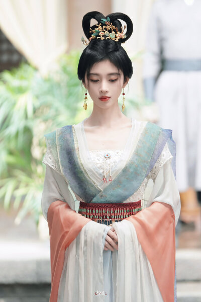 花间令▪鞠婧祎
cr.青雾橘