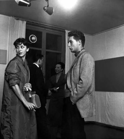 伊夫当时的建筑师女友 贝娜黛特·阿兰(左一)