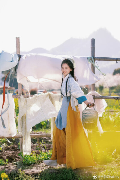 花家有女，忙着干活
出镜@张婧仪
摄影@冉韵Chaiirey
#张婧仪油菜花plog##张婧仪惜花芷# ​​​