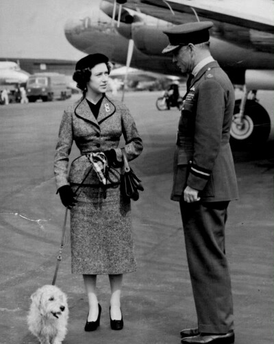 1954年5月13日，玛格丽特公主带着她的狗Sealyham从苏格兰巴尔莫勒尔堡结束度假返回伦敦