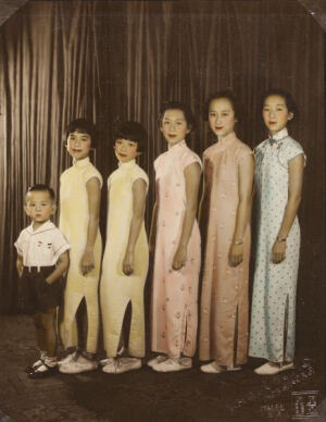 1939年6月，香港，一户家庭的六个孩子合影。 

