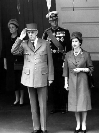 1960年4月5日，伊丽莎白二世女王、爱丁堡公爵菲利普亲王和著名的法国总统CHARLES DE GAULLE在伦敦维多利亚火车站等候马车返回白金汉宫。 ​​​