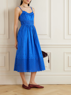 Ulla Johnson 这款 “Celestia” 中长连衣裙裁自钴蓝色纯棉，领口缀有荷叶边，缩褶裙摆丰盈立体。马德拉刺绣花卉集中分布在腰间和扇贝边下摆，不仅浪漫精美，也让整体更加轻盈透气。