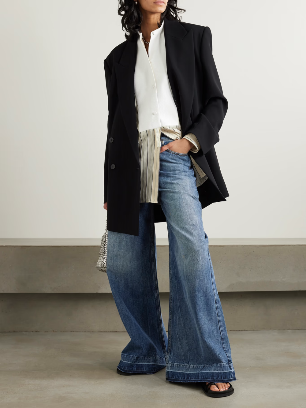 Stella McCartney 这款 “Plastron” 衬衫诞生于意大利，以条纹有机真丝混纺面料裁就。它剪裁宽松，采用传统的祖父领设计。有机纯棉制成的围嘴式衣领取灵感自燕尾服，丰富了衣身的色彩对比。衣袖两侧带有夸张的开衩，手臂可从中伸出，为造型增添新意。
