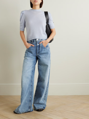 FRAME 这款 “Skater” 牛仔裤裤型松垮随性，令人联想起千禧年代的流行款式。它裁自结实耐穿的丹宁布，织有再生农业棉与再生棉，裤管宽又长。不妨将 T 恤收入裤腰，凸显修身的高腰剪裁。