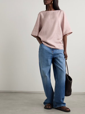 Loro Piana 这款大廓形女衫以裸粉色亚麻混纺面料精心制于意大利，低调优雅，仅在靠近衣摆处绣有品牌首字母 “LP” 标志，羊毛和少量真丝成分的加入更添柔软耐穿的质感。