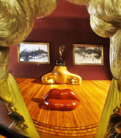达利剧院博物馆里的梅维斯唇形沙发室萨尔瓦多·达利约 1974 年