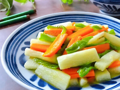 每日一素：
学做各种各样的素✨食，第一为了自己身体健康，营养均衡，第二做出健康漂亮的素✨食能感染到周围的朋友参与吃✨素，多一盘素✨菜就会少一盘荤菜，环保地球！让世界变的更加美好！
胡萝卜炒山药
食材: …