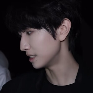 教室里的灯还亮着你没走