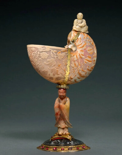 这件17世纪中期荷兰出品的宝石螺杯展现出明显中国艺术特色