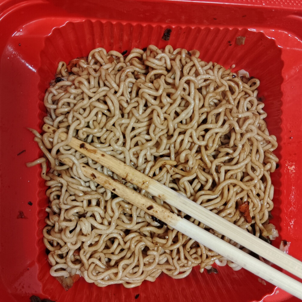 今麦郎糖醋排骨炒面 3rmb. hotmaxx
不太喜欢这个味道 太糖醋了 略酸一点儿
