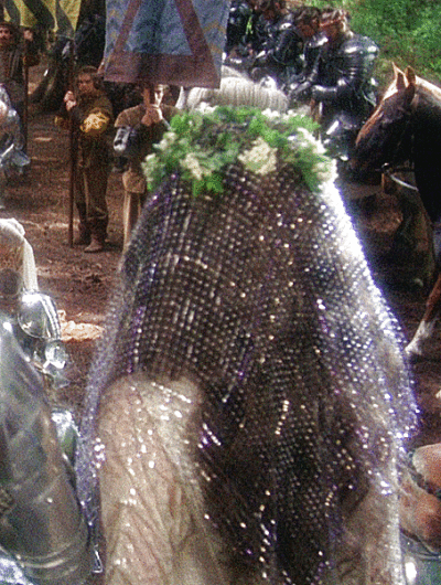 1981年的电影《Excalibur》讲述了亚瑟王和圆桌骑士的传奇故事，影片中王后桂妮维亚（Guinevere）一席白裙，与身披盔甲的亚瑟在林间的浪漫婚礼成为影片的经典场景。 ​​​