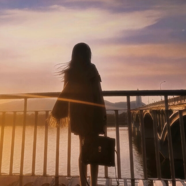 我在山谷湖泊间拾荒，捡拾散落的星辰和光/女头.