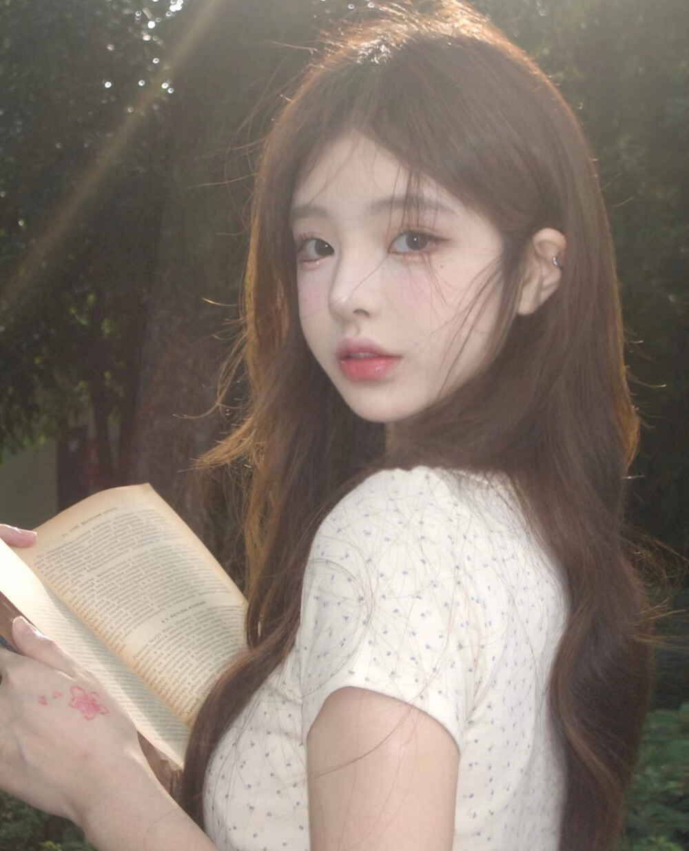 我在山谷湖泊间拾荒，捡拾散落的星辰和光/女头.