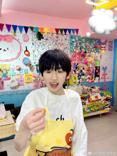 2024.03.19
最爱的姐姐来重庆陪我过生日啦哈哈哈哈哈今天挑战了一个比较恐怖的密室，和兄弟们一起做了生日蛋糕[蛋糕]收到了兄弟们的祝福和礼物还有来自全国各地大家的祝福我都一一收到了
是你们的陪伴和爱给予了我无…