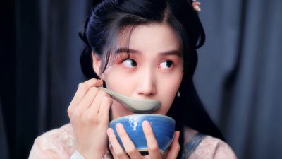 卢昱晓 | 芍药
cr:羊羔不吃窝边草
