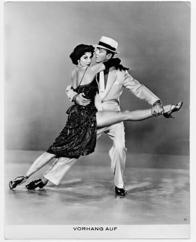 美国影星赛德·查里斯（Cyd Charisse），1921年3月8日生于得克萨斯州的阿马里洛。