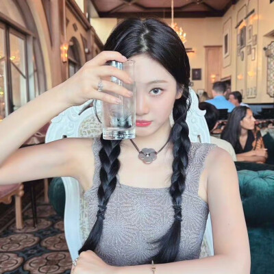 宁艺卓 の 头像